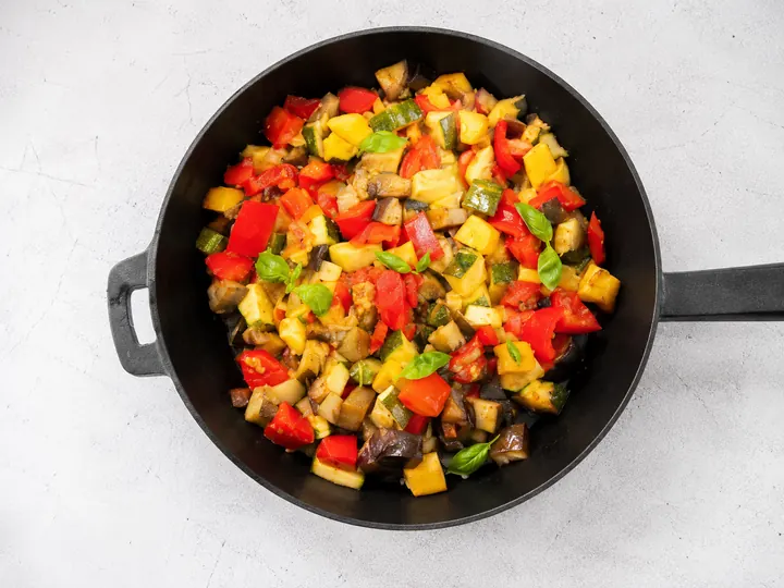 Баклажаны тушенные с овощами