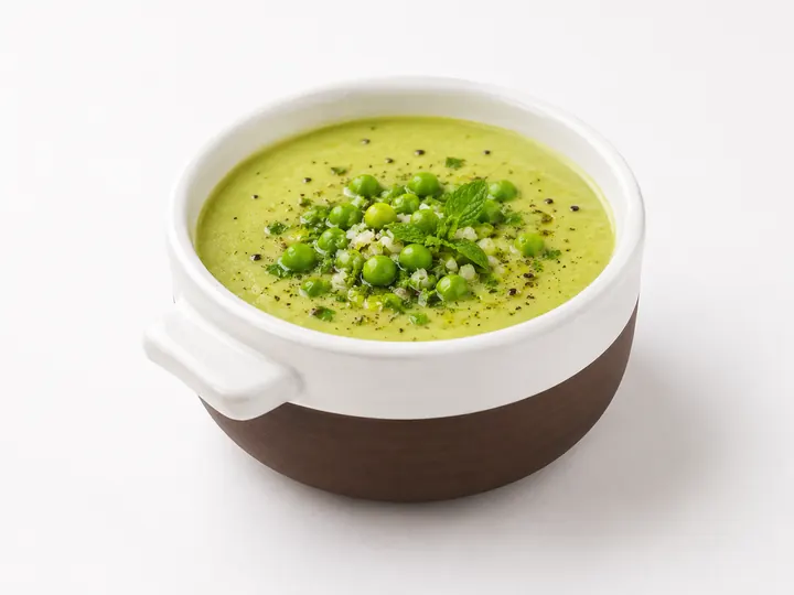 Кокосовый суп с зеленым горошком и кинзой